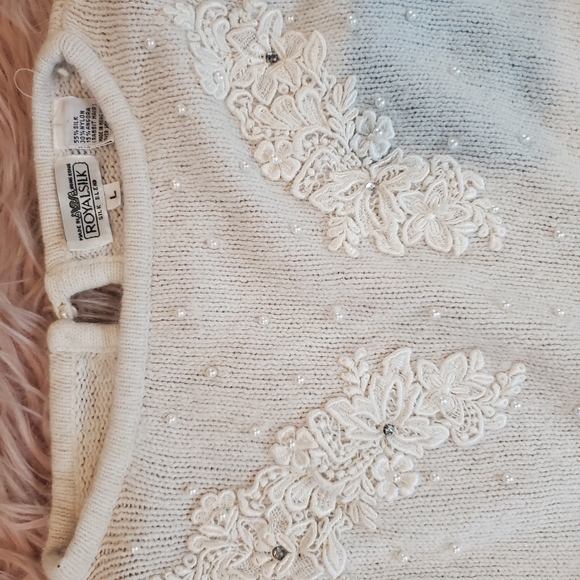 Beautiful white sweater - Picture 2 of 4